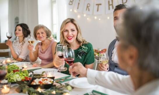 Urodziny międzypokoleniowe w Ursusie — jak sala i menu porządkują wspólne przyjęcie
