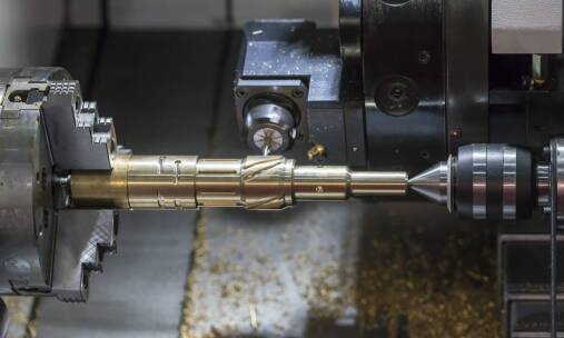 Jak przebiega produkcja wałów, tulei i śrub CNC dla maszyn pracujących w trudnych warunkach