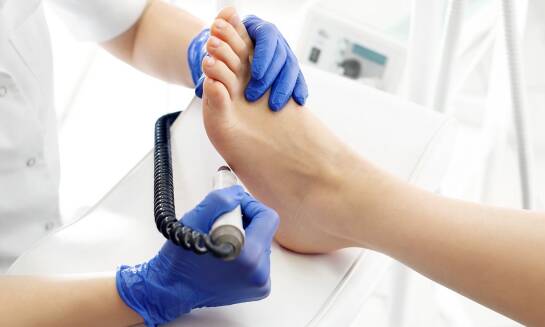 Jak odróżnić pedicure podologiczny od kosmetycznego, gdy stopy wymagają leczenia