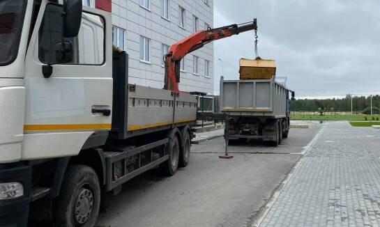 Co decyduje o doborze pojazdu do przewozu materiałów na plac budowy w gęstej zabudowie