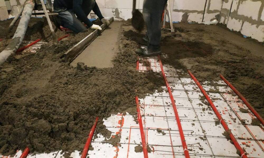 Jak przebiega wykonanie posadzki z mixokretu w domu jednorodzinnym na Mazowszu