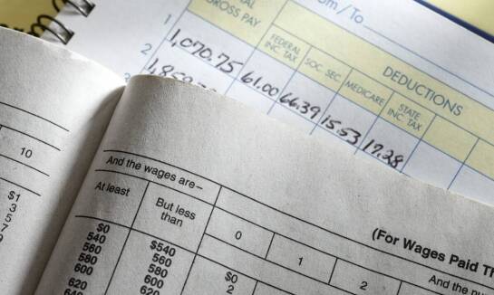 Jakie obowiązki księgowe i kadrowe najczęściej przejmuje biuro rachunkowe w małej firmie