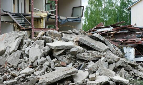 Dlaczego zsypy na gruz trzeba planować razem z rusztowaniem, a nie po fakcie