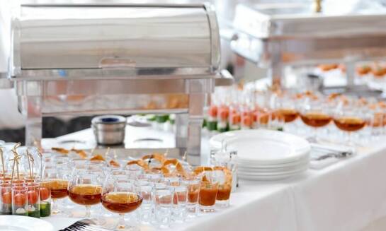 Catering na wesele i konferencję — jak ocenić logistykę, menu i skalę obsługi