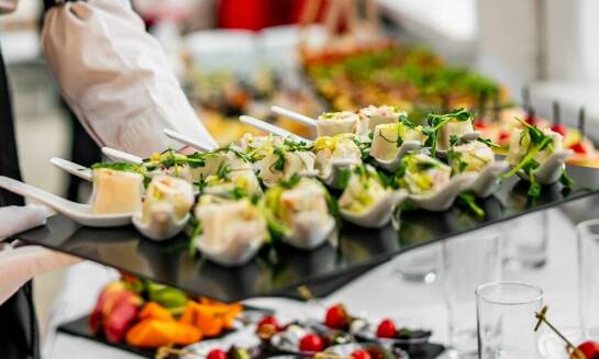 Budżet cateringu na imprezę we Wrocławiu: jak liczba gości i logistyka zmieniają wycenę