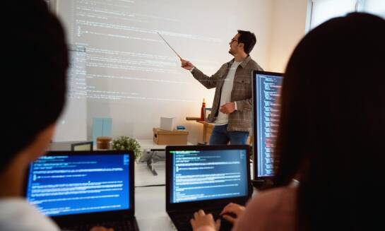 Przygotowanie pedagogiczne dla instruktorów technicznych: kiedy krótszy kurs wystarcza, a kiedy potrzebny jest szerszy program