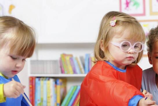 Jak zajęcia ruchowe i artystyczne w żłobku wspierają rozwój dziecka od pierwszego roku życia