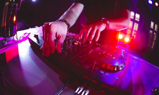 Najczęstsze błędy po kursie DJ-skim podczas pierwszego występu na poznańskiej scenie