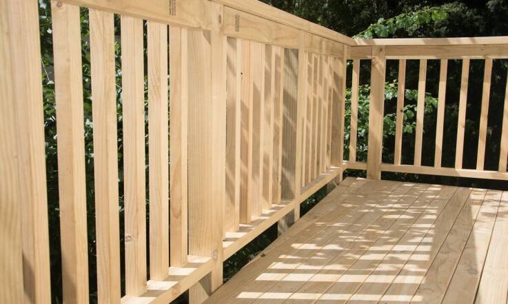 Jak przygotować balkon pod drewnianą balustradę, żeby zniósł wilgoć, mróz i wymagania bezpieczeństwa