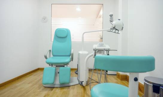 Pierwsza wizyta u dentysty dla dorosłego pacjenta — od wywiadu po plan leczenia