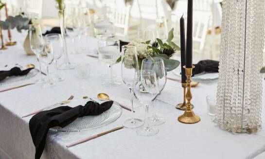 Czerń na serwetkach — kiedy dodaje elegancji, a kiedy przytłacza stół