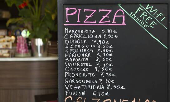 Jak rozpoznać włoski styl pizzy w menu lokalnej pizzerii przed zamówieniem