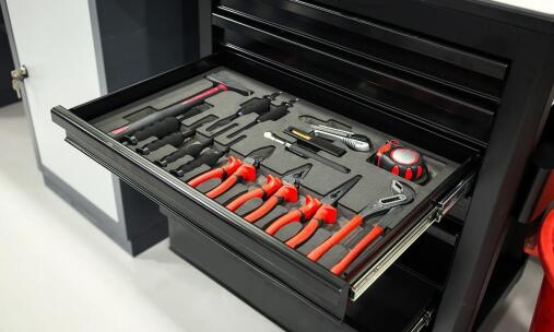 Jak dopasować organizer z piankami i kubełkami do elektronarzędzi na budowie