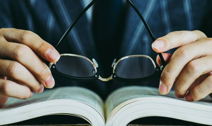 Jak rozpoznać starczowzroczność i dobrać pierwsze okulary do pracy z bliska