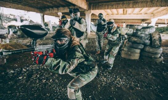 Tradycyjny paintball i laser tag — co zmienia się w odczuciach, bezpieczeństwie i doborze grupy
