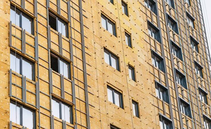 Fasada z włóknocementu na hali — kiedy liczy się podkonstrukcja i rytm montażu