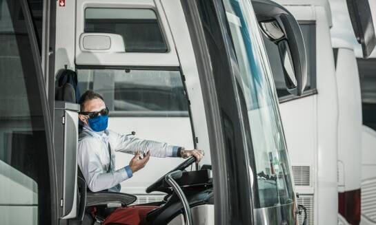 Co najbardziej zmienia koszt wynajmu busa z kierowcą przy przewozach grupowych