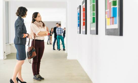 Jak prywatna galeria pomaga początkującym wejść w kolekcjonowanie sztuki i designu