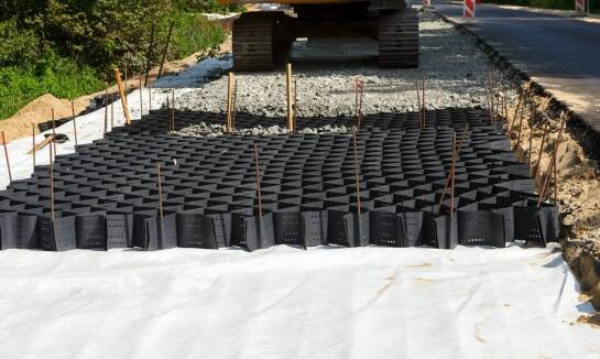 Kiedy parking z kostki betonowej na dużym obiekcie potrzebuje mocniejszej podbudowy