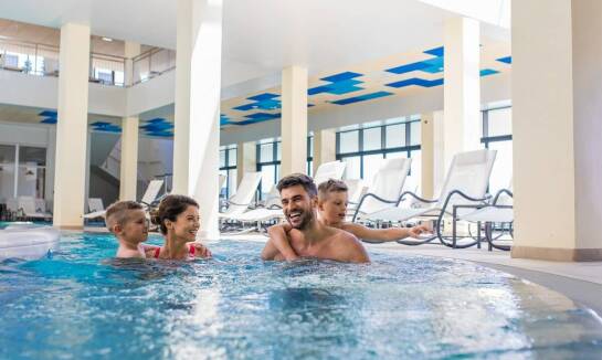 Jak wygląda rodzinny pobyt w hotelu w Supraślu: nocleg, basen, sauna i spacery po Puszczy Knyszyńskiej