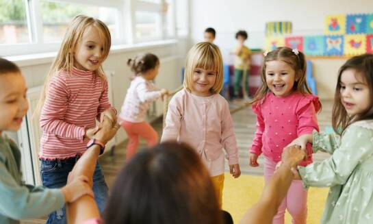 Dlaczego dodatkowe zajęcia w prywatnym przedszkolu wspierają rozwój mowy, koncentracji i samodzielności
