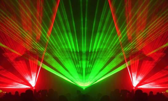 Dlaczego pokaz laserowy w hali i na otwartym stadionie wymaga innego planu?