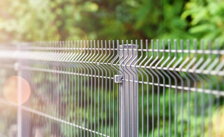 Czarna stal, ocynk i stal nierdzewna w ogrodzie — jak dobrać materiał do wilgoci