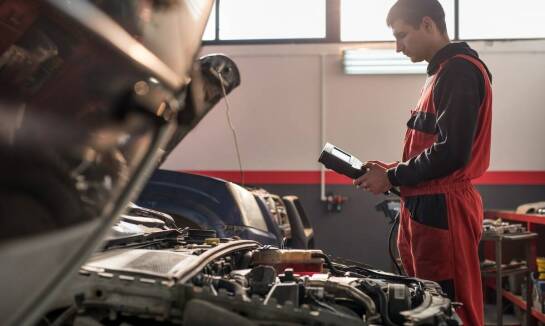 Dlaczego diagnostyka komputerowa powinna poprzedzać wymianę części przy awarii elektryki auta