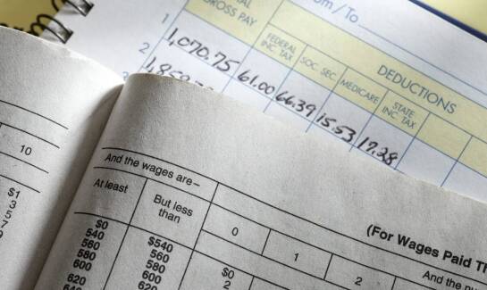 Jak wygląda obsługa księgowa małej firmy, gdy dochodzą podatki, kadry i ZUS