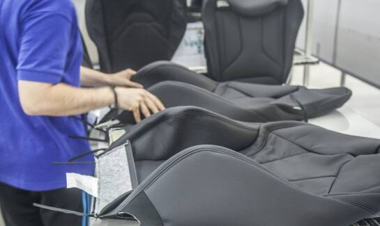 Jak warsztat ustala zakres renowacji skórzanego fotela samochodowego na Mazowszu