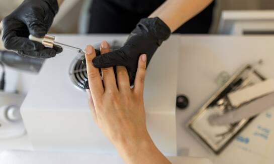 Od przygotowania płytki po pielęgnację dłoni — co wpływa na trwałość manicure hybrydowego