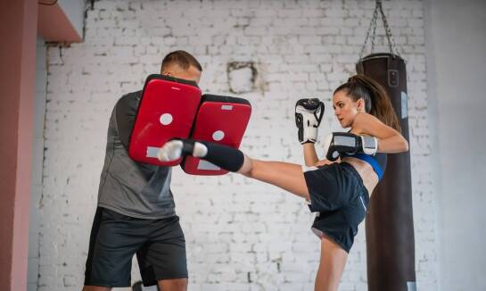 Jak trener personalny układa plan dla osoby trenującej równolegle boks lub kickboxing