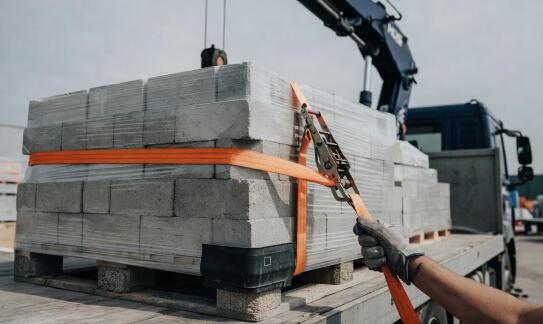 Dlaczego przygotowanie ładunku przesądza o bezpiecznym przewozie materiałów budowlanych z HDS