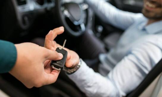 Kto może wynająć auto z wypożyczalni samochodów?