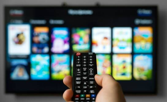 W jaki sposób udostępnić ekran z telefonu na telewizor?