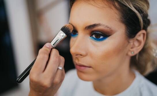 Makijaż cut crease krok po kroku: Jak uzyskać perfekcyjnie wyrazisty i precyzyjny efekt na oku