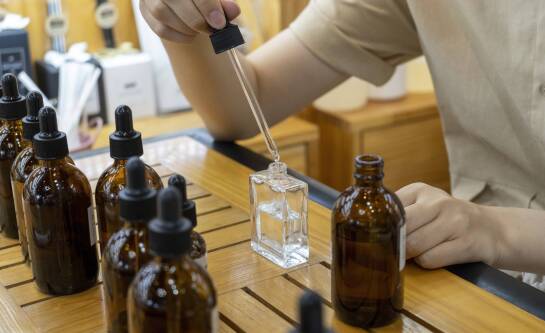 Składniki naturalne i syntetyczne w perfumach – które są bardziej trwałe?