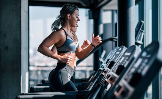 Co jeść przed a co po treningu siłowym i cardio?