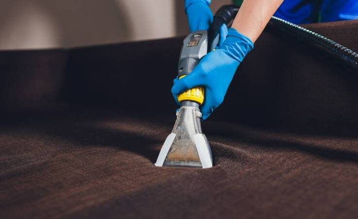 Czyszczenie sof i foteli - na co zwrócić uwagę przy wyborze usługi?