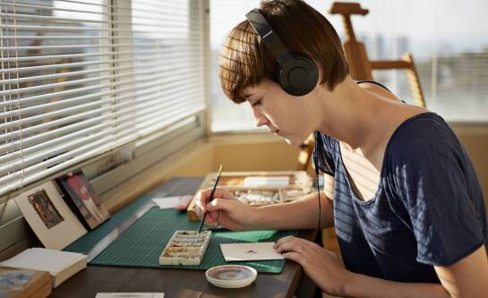 Jak namalować muzykę, by uchwycić dźwięk kolorem i ruchem pędzla