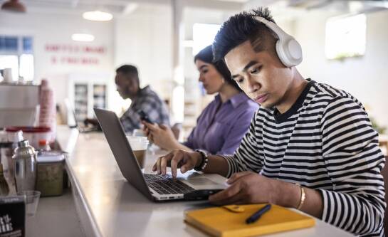 Czy muzyka pomaga w nauce i jaka muzyka do nauki wspiera koncentrację?