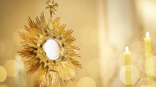 Jak podpisać pamiątkę komunijną, by była osobista, elegancka i ponadczasowa