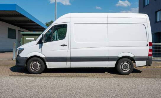 Ile kosztuje transport samochodem dostawczym?