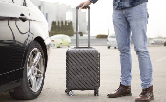 Czy samochód na lotnisku trzeba zarezerwować z wyprzedzeniem?