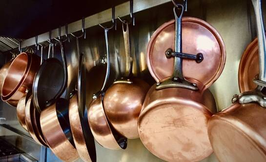 Jakie patelnie do restauracji sprawdzają się w profesjonalnej kuchni?
