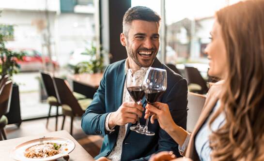 Jak się ubrać do restauracji na obiad, żeby czuć się swobodnie i wyglądać dobrze