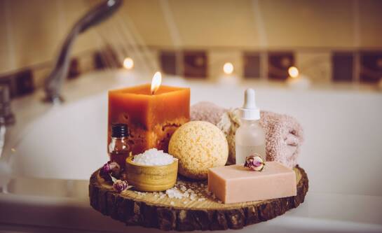 Jak stosować olejki eteryczne do kąpieli, by w pełni korzystać z ich właściwości?