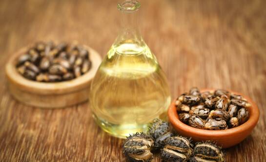 Co leczy olej rycynowy i na co jest dobry w naturalnej pielęgnacji?