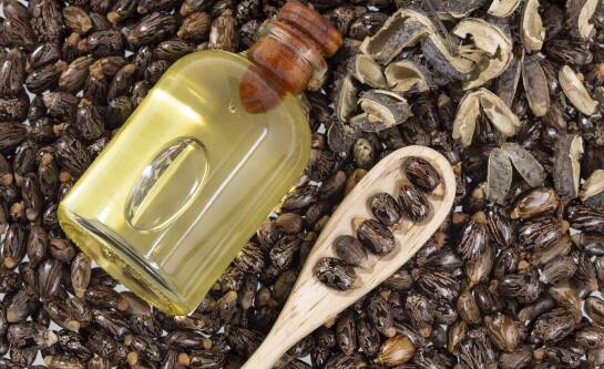 Czy olej rycynowy przyciemnia włosy i jak działa w praktyce?