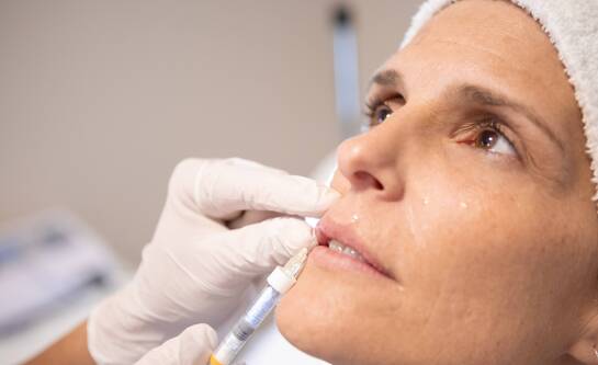 Jakie zabiegi odmładzające na twarz warto wybrać, by zachować młody wygląd?